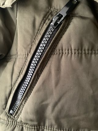 Anorak verde musgo con capucha.  Talla M