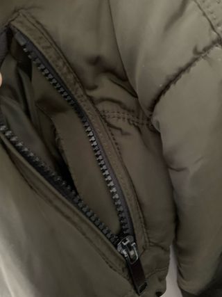 Anorak verde musgo con capucha.  Talla M