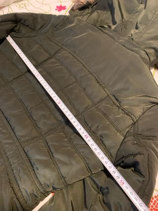 Anorak verde musgo con capucha.  Talla M