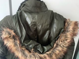 Anorak verde musgo con capucha.  Talla M