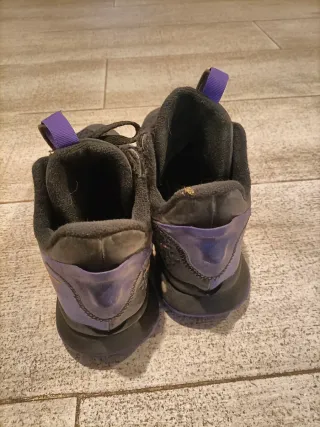 Zapatillas Nike Negras, Lila, detalle en oro