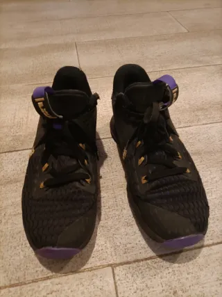 Zapatillas Nike Negras, Lila, detalle en oro