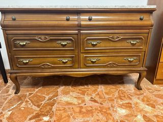 Cómoda de madera con tapa de mármol
