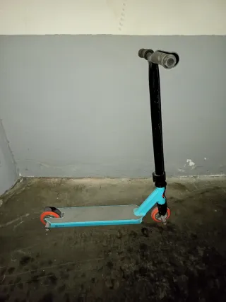 Patinete infantil azul y negro