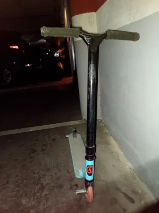 Patinete infantil azul y negro