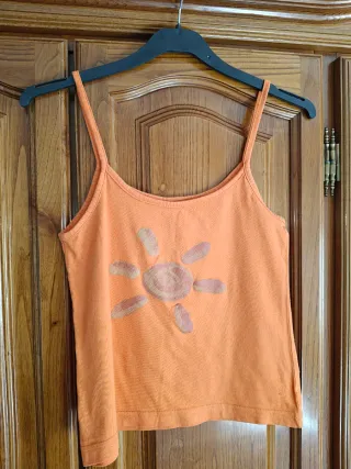 Top naranja con estampado de sol