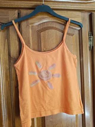 Top naranja con estampado de sol