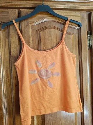 Top naranja con estampado de sol