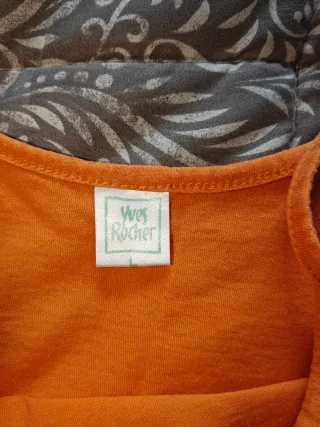 Top naranja con estampado de sol