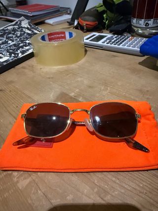 Gafas de sol Ray-Ban doradas y negras