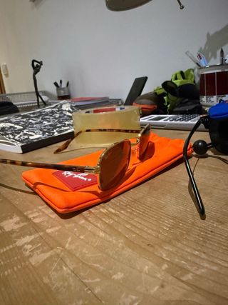 Gafas de sol Ray-Ban doradas y negras