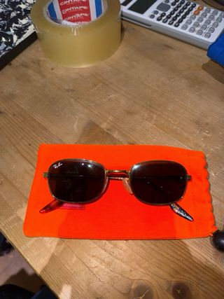 Gafas de sol Ray-Ban doradas y negras