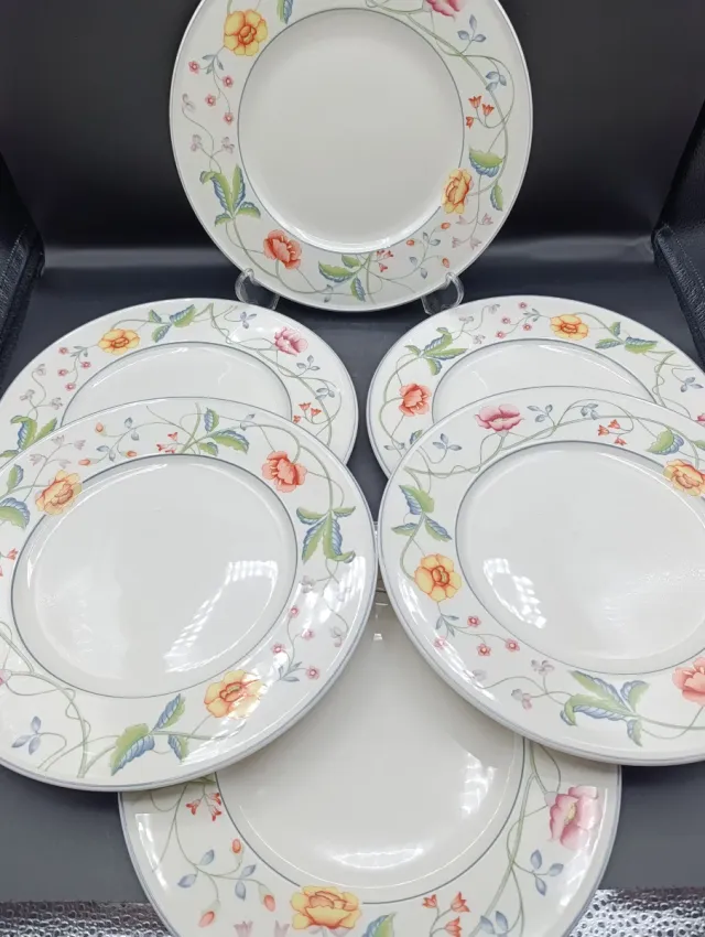 Set di 6 piatti in porcellana tedesca Villeroy & Boch con delicato design floreale