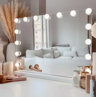 Specchio trucco con luci LED