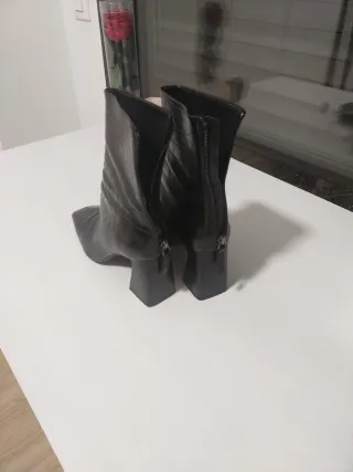 Botines negros piel efecto cocodrilo T37