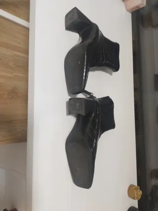 Botines negros piel efecto cocodrilo T37