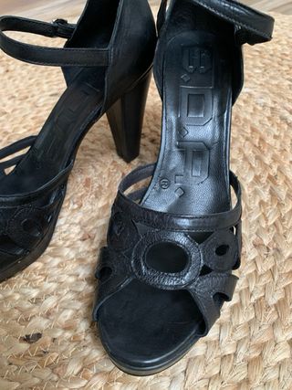 Sandalias de piel negras con tacón