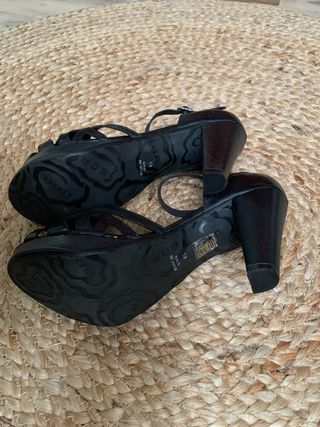Sandalias de piel negras con tacón