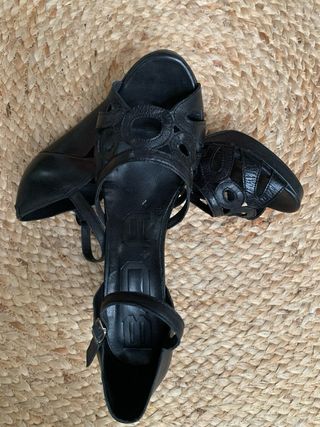 Sandalias de piel negras con tacón