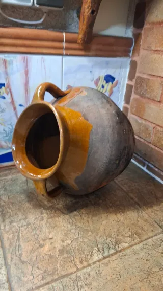 Perol de barro antiguo con asas
