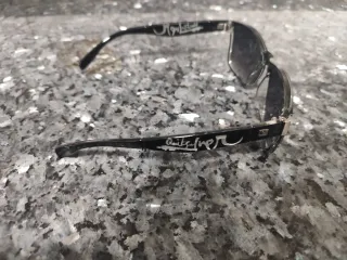 Gafas de sol negras y grises