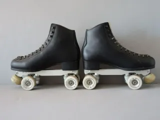 Pattini a rotelle neri CF 295 (44)