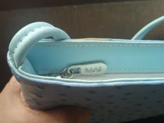 Bolso azul de piel con textura