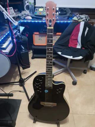 Guitarra tipo Ovation con funda
