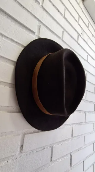 Sombrero de fieltro marrón
