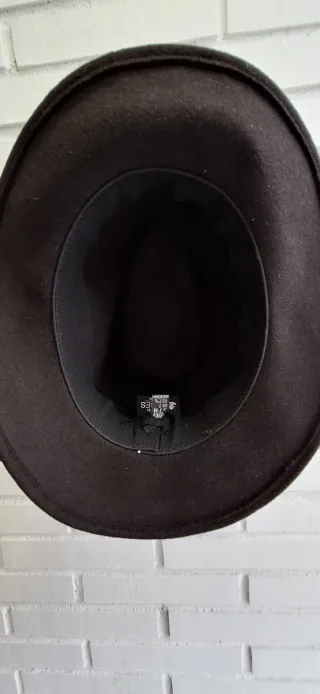 Sombrero de fieltro marrón