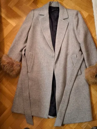 Abrigo Zara paño gris con puños imitación piel