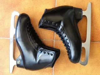 Pattini da ghiaccio neri Risport Antares 265 (40)