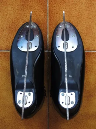 Pattini da ghiaccio neri Risport Antares 265 (40)