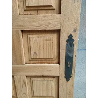 Puerta madera maciza rústica con manilla dorada