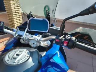 BMW F900XR Azul con Top Case