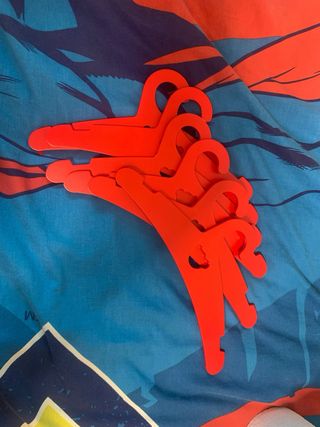 Conjunto de 20 perchas infantiles.