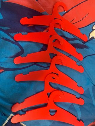 Conjunto de 20 perchas infantiles.