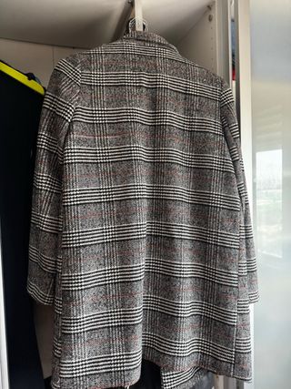 Abrigo de cuadros gris y multicolor