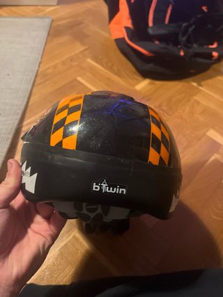 Casco de bici naranja y negro 52-56 cm
