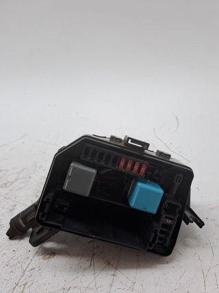 CAJA RELES / FUSIBLES TOYOTA YARIS (2)