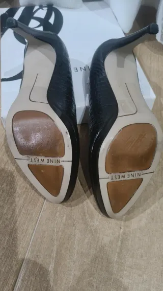 Zapatos de tacón negros efecto piel cocodrilo