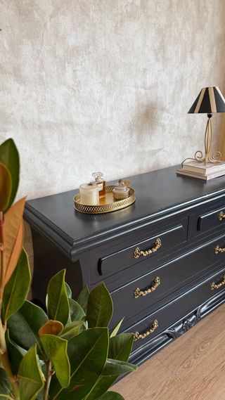 Cómoda vintage clásica azul marino y dorada
