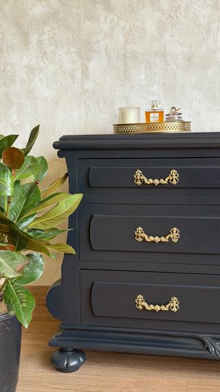 Cómoda vintage clásica azul marino y dorada