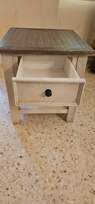 Mesa auxiliar de madera