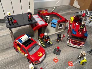 Conjunto Bomberos: Camión, Coche, Moto y Estación