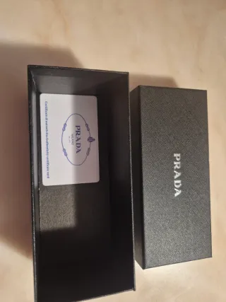 Caja de gafas Prada negra