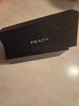 Caja de gafas Prada negra