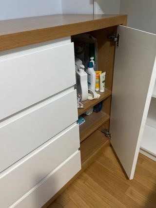 Comò in legno massello bianco e marrone