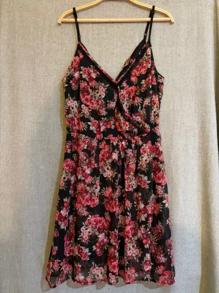 Vestido floral negro y rojo