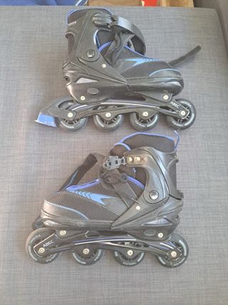 Patines en línea negros y azules